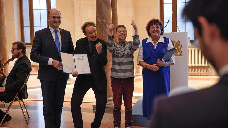 Bei der Preisverleihung an das Würzburger Theater Augenblick von links: Staatsminister Albert Füracker, Theaterleiter Stefan Merk, Schauspieler Alexander Ellebruch und Ingrid Heckner vom Stiftungsvorstand. Bei der Preisverleihung an das Würzburger Theater Augenblick von links: Staatsminister Albert Füracker, Theaterleiter Stefan Merk, Schauspieler Alexander Ellebruch und Ingrid Heckner vom Stiftungsvorstand.