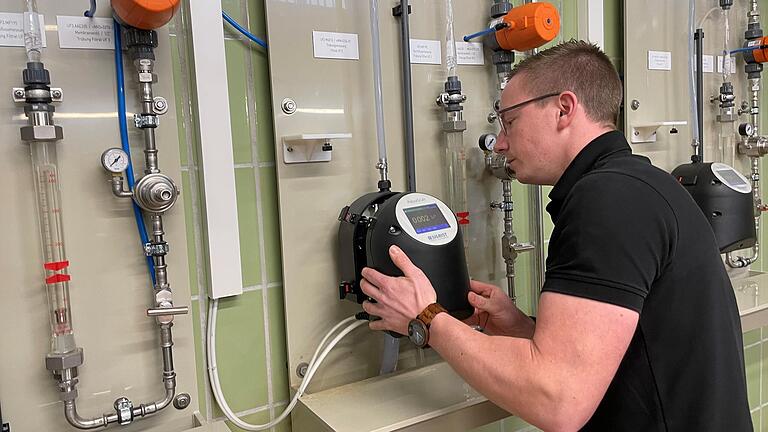 Regelmäßige Kontrolle der Technik und der Qualität: Wassermeister Julian Dytrt überwacht die Anlage im Wasserwerk in Mittelstreu. Regelmäßige Kontrolle der Technik und der Qualität: Wassermeister Julian Dytrt überwacht die Anlage im Wasserwerk in Mittelstreu.