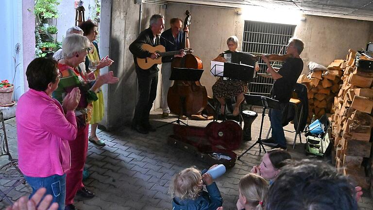 Klezmer-Musik unter dem schützenden Dach einer Einfahrt, gleich neben dem Holzstapel, das kam an. Klezmer-Musik unter dem schützenden Dach einer Einfahrt, gleich neben dem Holzstapel, das kam an.