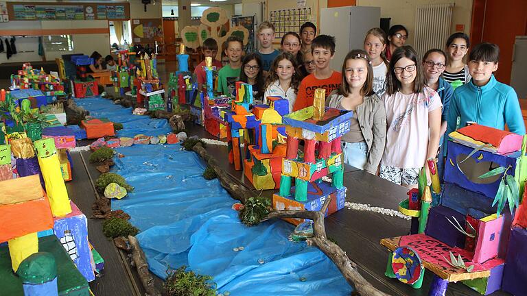 Die Brückenspechte der Grundschule Gemünden mit ihrer Hundertwasser-Siedlung Die Brückenspechte der Grundschule Gemünden mit ihrer Hundertwasser-Siedlung
