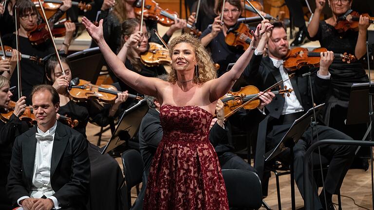 Sylva alias Annette Dasch beherrscht die Bühne. Tenor Thomas Blondelle (links) muss als Edwin ein bisschen bescheidener auftreten. Sylva alias Annette Dasch beherrscht die Bühne. Tenor Thomas Blondelle (links) muss als Edwin ein bisschen bescheidener auftreten.