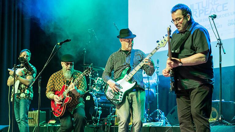 Die Band 'Mucho Mojo' - hier bei einem Auftritt bei 'Culture for Peace' in der Würzburger Posthalle. Die Band 'Mucho Mojo' - hier bei einem Auftritt bei 'Culture for Peace' in der Würzburger Posthalle.