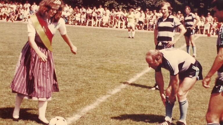 Den Anstoß zum Spiel der Uwe-Seeler-Traditionself führte die damalige Thüngener Bierkönigin Barbara Holzer aus: Uwe Seeler (vorne rechts) und Jürgen Grabowski (hinten rechts) sind Betrachter der Szene. Den Anstoß zum Spiel der Uwe-Seeler-Traditionself führte die damalige Thüngener Bierkönigin Barbara Holzer aus: Uwe Seeler (vorne rechts) und Jürgen Grabowski (hinten rechts) sind Betrachter der Szene.