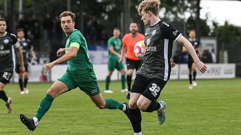 Paul Obrusnik (links) behauptet bei einer Offensivaktion den Ball gegen Großbardorfs Kapitän Xaver Müller. Mit einem 0:0 trennten sich der TSV Großbardorf und der Würzburger FV im Hinspiel der zweiten und entscheidenden Runde der Bayernliga-Relegation. Paul Obrusnik (links) behauptet bei einer Offensivaktion den Ball gegen Großbardorfs Kapitän Xaver Müller. Mit einem 0:0 trennten sich der TSV Großbardorf und der Würzburger FV im Hinspiel der zweiten und entscheidenden Runde der Bayernliga-Relegation.