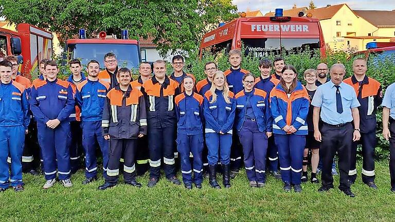 Unser Foto zeigt die erfolgreichen Absolventen sowie die Abnahmeprüfer (erste Reihe, von links) Vanessa Karch (Jugendwartin Feuerwehr Stralsbach), (zweite Reihe, von links) Christoph Kröckel (stellvertretender Kommandant Feuerwehr Stralsbach) und ... - Unser Foto zeigt die erfolgreichen Absolventen sowie die Abnahmeprüfer (erste Reihe, von links) Vanessa Karch (Jugendwartin Feuerwehr Stralsbach), (zweite Reihe, von links) Christoph Kröckel (stellvertretender Kommandant Feuerwehr Stralsbach) und Kreisbrandinspektor Ronald Geis (erste Reihe von rechts), Kreisbrandmeister Klaus Preisendörfer (zweite Reihe hinten rechts) und Kommandant Steffen Schade (Feuerwehr Waldfenster), Kommandant Sebastian Voll (Feuerwehr Gefäll). Unser Foto zeigt die erfolgreichen Absolventen sowie die Abnahmeprüfer (erste Reihe, von links) Vanessa Karch (Jugendwartin Feuerwehr Stralsbach), (zweite Reihe, von links) Christoph Kröckel (stellvertretender Kommandant Feuerwehr Stralsbach) und ... - Unser Foto zeigt die erfolgreichen Absolventen sowie die Abnahmeprüfer (erste Reihe, von links) Vanessa Karch (Jugendwartin Feuerwehr Stralsbach), (zweite Reihe, von links) Christoph Kröckel (stellvertretender Kommandant Feuerwehr Stralsbach) und Kreisbrandinspektor Ronald Geis (erste Reihe von rechts), Kreisbrandmeister Klaus Preisendörfer (zweite Reihe hinten rechts) und Kommandant Steffen Schade (Feuerwehr Waldfenster), Kommandant Sebastian Voll (Feuerwehr Gefäll).
