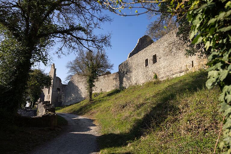Die Burgruine Homburg thront hoch über dem Tal und beeindruckt mit ihrer historischen Atmosphäre. Die Burgruine Homburg thront hoch über dem Tal und beeindruckt mit ihrer historischen Atmosphäre.