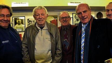 Rad-Idole unter sich - (hh) Sein 80. Wiegenfest feierte die Radsportlegende Günther Ziegler – wie berichtet – am 17. Januar. Im Radmuseum seines Heimatortes Dittelbrunn gratulierte nun mit Fritz Neuser und Rudi Altig namhafte Radsportprominenz. Altig (Mannheim) bestritt alle drei der bedeutendsten Etappenrennen, die Tour de France viermal, fünfmal den Giro d'Italia und dreimal die Spanien-Rundfahrt, die er 1962 gewann. 1966 holte sich Altig auf dem Nürburgring seinen einzigen Weltmeisterschaftstitel im Straßenrennen. 1962 ersprintete er sich einen Weltrekord über 5000 Meter. Neuser (Nürnberg) errang elf deutsche Meistertitel. 1956 startete er mit Günther Ziegler bei den Olympischen Spielen in Melbourne in der Tandem-Disziplin. Nun also ein Wiedersehen in der richtigen Umgebung. Im Bild (von links) Fritz Neuser, Günther Ziegler, RV 89-Vorsitzender Kurt Vogel – der RV 89 war einst Verein von Ziegler –, Rudi Altig und Bernd Jänicke, der sich heute ums Museum kümmert. Zwischen 1959 und 1988 war er selbst Radrennsportler, startete für die SG Dittelbrunn und gewann mehrere große Rennen. Rad-Idole unter sich - (hh) Sein 80. Wiegenfest feierte die Radsportlegende Günther Ziegler – wie berichtet – am 17. Januar. Im Radmuseum seines Heimatortes Dittelbrunn gratulierte nun mit Fritz Neuser und Rudi Altig namhafte Radsportprominenz. Altig (Mannheim) bestritt alle drei der bedeutendsten Etappenrennen, die Tour de France viermal, fünfmal den Giro d'Italia und dreimal die Spanien-Rundfahrt, die er 1962 gewann. 1966 holte sich Altig auf dem Nürburgring seinen einzigen Weltmeisterschaftstitel im Straßenrennen. 1962 ersprintete er sich einen Weltrekord über 5000 Meter. Neuser (Nürnberg) errang elf deutsche Meistertitel. 1956 startete er mit Günther Ziegler bei den Olympischen Spielen in Melbourne in der Tandem-Disziplin. Nun also ein Wiedersehen in der richtigen Umgebung. Im Bild (von links) Fritz Neuser, Günther Ziegler, RV 89-Vorsitzender Kurt Vogel – der RV 89 war einst Verein von Ziegler –, Rudi Altig und Bernd Jänicke, der sich heute ums Museum kümmert. Zwischen 1959 und 1988 war er selbst Radrennsportler, startete für die SG Dittelbrunn und gewann mehrere große Rennen.