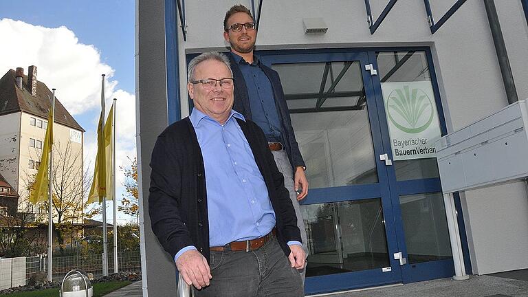 Am neuen Domizil des Bayerischen Bauernverbands in der Hofheimer Bahnhofstraße: BBV-Geschäftsführer Manfred Kraus (vorne) und Steuerberater Marco Schonunger.