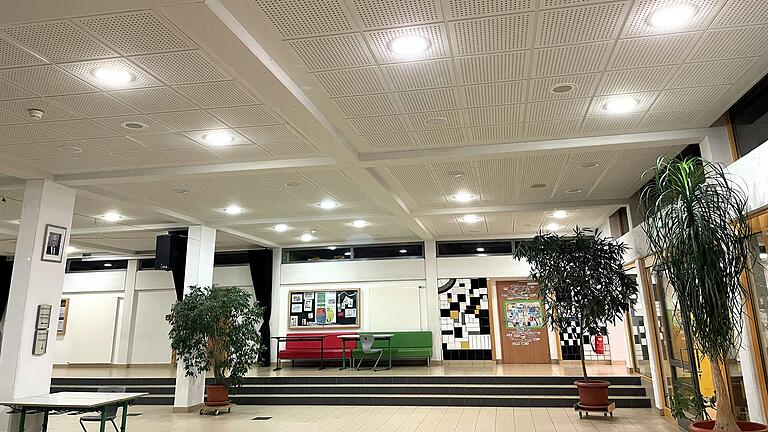 Manche Lampen der Dr.-Karlheinz-Spielmann-Schule produzieren neben Licht noch viel Wärme. Deshalb wird über eine Umstellung auf LED nachgedacht. Manche Lampen der Dr.-Karlheinz-Spielmann-Schule produzieren neben Licht noch viel Wärme. Deshalb wird über eine Umstellung auf LED nachgedacht.