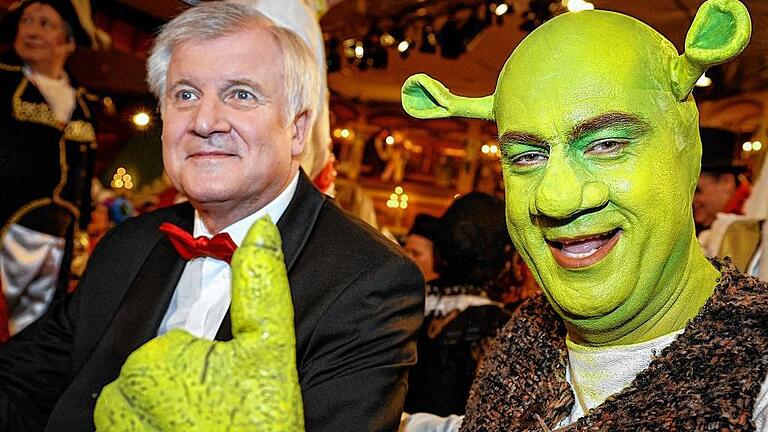 Fastnacht in Franken - „Shrek, der tollkühne Held“ an Horst Seehofers Seite: Bei der Prunksitzung des Fränkischen Fastnachtsverbandes 2014 in Veitshöchheim war die Verkleidung von Markus Söder vor allem lustig. Fastnacht in Franken - „Shrek, der tollkühne Held“ an Horst Seehofers Seite: Bei der Prunksitzung des Fränkischen Fastnachtsverbandes 2014 in Veitshöchheim war die Verkleidung von Markus Söder vor allem lustig.