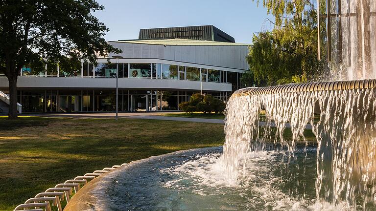 Dach, Bühnen- und Haustechnik des Schweinfurter Theaters müssen in den kommenden Jahren saniert werden. Das Theater wird nicht geschlossen, der Spielbetrieb aufrecht erhalten. Im Moment laufen die Planungen für die Sanierung. Dach, Bühnen- und Haustechnik des Schweinfurter Theaters müssen in den kommenden Jahren saniert werden. Das Theater wird nicht geschlossen, der Spielbetrieb aufrecht erhalten. Im Moment laufen die Planungen für die Sanierung.