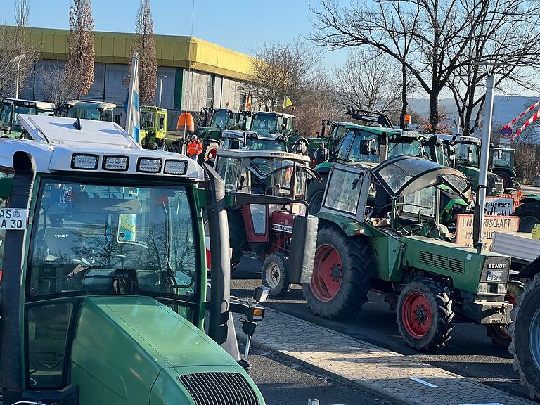 Die Teilnehmerinnen und Teilnehmer der Demonstration trafen sich am Samstag beim Schulzentrum. Die Teilnehmerinnen und Teilnehmer der Demonstration trafen sich am Samstag beim Schulzentrum.