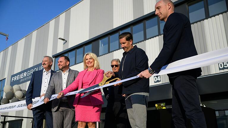 Das Rottendorfer Modeunternehmen s.Oliver nimmt sein neues Logistikzentrum in Dettelbach in Betrieb. Symbolisch das Band durchtrennten (von links) Rottendorfs Bürgermeister Roland Schmitt, Dettelbachs Bürgermeister Matthias Bielek, Landrätin Tamara Bischof, Firmengründer Bernd Freier, Logistikchef Dennis Prandl sowie Personalchef Thomas Lurz. Das Rottendorfer Modeunternehmen s.Oliver nimmt sein neues Logistikzentrum in Dettelbach in Betrieb. Symbolisch das Band durchtrennten (von links) Rottendorfs Bürgermeister Roland Schmitt, Dettelbachs Bürgermeister Matthias Bielek, Landrätin Tamara Bischof, Firmengründer Bernd Freier, Logistikchef Dennis Prandl sowie Personalchef Thomas Lurz.