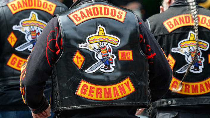 V-Mann-Affäre beim LKA       -  ARCHIV - Mitglieder des Motorradclubs 'Bandidos' tragen am 11.06.2012 in Bottrop (Nordrhein-Westfalen) ihre Kutten. Die V-Mann-Affäre im Landeskriminalamt weitet sich aus: Mittlerweile stehen sechs LKA-Ermittler unter Verdacht, im Zuge von Ermittlungen gegen die Rockergruppe «Bandidos» selbst kriminell geworden zu sein. Foto: Marius Becker/dpa +++(c) dpa - Bildfunk+++