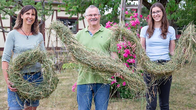 Sie gärtnern ökologisch: Dagmar, Georg und Linda Hofmann verwerten in ihrem Garten in Greßthal alles, was dort anfällt. Ihre Spezialität: Mulchwürste. Der gezwirbelter Wiesenschnitt hält Beetpflanzen lange feucht.