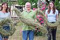 Sie gärtnern ökologisch: Dagmar, Georg und Linda Hofmann verwerten in ihrem Garten in Greßthal alles, was dort anfällt. Ihre Spezialität: Mulchwürste. Der gezwirbelter Wiesenschnitt hält Beetpflanzen lange feucht.