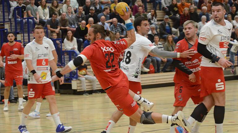 Auch Franziskus Gerr (am Ball) konnte die 25:26-Niederlage des TSV Lohr im Auftaktspiel der Handball Bayernliga gegen seinen Ex-Klub HSC Bad Neustadt nicht verhindern.