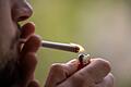 Mann zündet sich Joint an.jpeg       -  Der Cannabis-Konsum hat in den vergangenen Jahrzehnten in Deutschland zugenommen. Das geht aus dem 'Jahrbuch Sucht' 2024 hervor.