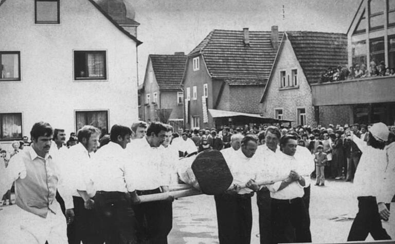 Der erste Maibaum wurde im Jahr 1976 zum Dorfplatz gebracht. Damals war das alles noch Handarbeit, weiß Gerwin Solf. Der erste Maibaum wurde im Jahr 1976 zum Dorfplatz gebracht. Damals war das alles noch Handarbeit, weiß Gerwin Solf.