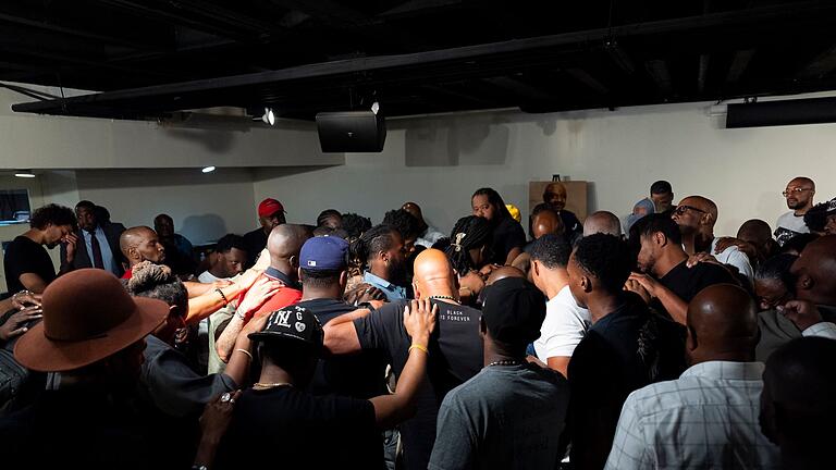 Wahlkampf in den USA - Schwarze Wählerschaft - Teilnehmer eines „Black Man Lab”-Treffens beten gemeinsam während einer Veranstaltung in Atlanta, wo sie die Kandidatur von Harris diskutieren. „Black Man Lab” ist eine Organisation, die sich mit der Position schwarzer Männer in der US-Gesellschaft auseinandersetzt. (Archiv) Wahlkampf in den USA - Schwarze Wählerschaft - Teilnehmer eines „Black Man Lab”-Treffens beten gemeinsam während einer Veranstaltung in Atlanta, wo sie die Kandidatur von Harris diskutieren. „Black Man Lab” ist eine Organisation, die sich mit der Position schwarzer Männer in der US-Gesellschaft auseinandersetzt. (Archiv)