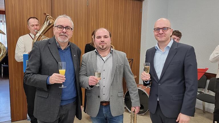 Stoßen auf das neue Jahr und den Zusammenhalt im Stadtteil Hausen an (v.l.):Diakon Christoph Glaser, Andreas Wehner und OB Dirk Vogel.       -  Stoßen auf das neue Jahr und den Zusammenhalt im Stadtteil Hausen an (v.l.):Diakon Christoph Glaser, Andreas Wehner und OB Dirk Vogel.