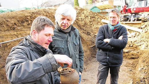 Seltener Fund: Grabungsleiter Frank Feuerhahn zeigt eine Keramikschale aus dem 16. Jahrhundert. Gefunden wurde sie unter dem Fußboden eines Vorgängerbaus der Allersheimer Synagoge. Herbert May (Mitte), Leiter des Freilandmuseums in Bad Windsheim, und Restaurator Dieter Gottschalk sind überrascht. Seltener Fund: Grabungsleiter Frank Feuerhahn zeigt eine Keramikschale aus dem 16. Jahrhundert. Gefunden wurde sie unter dem Fußboden eines Vorgängerbaus der Allersheimer Synagoge. Herbert May (Mitte), Leiter des Freilandmuseums in Bad Windsheim, und Restaurator Dieter Gottschalk sind überrascht.