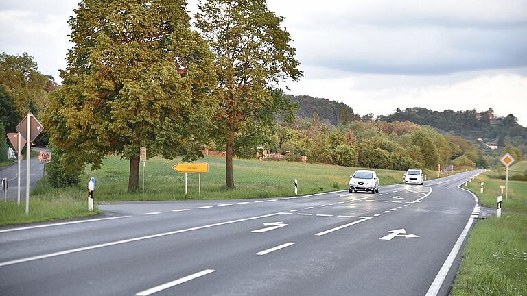 Hitzig diskutiert und gefordert wurde die Einrichtung einer Geschwindigkeitsbegrenzung auf 70 Stundenkilometer auf der Staatsstraße bei Unfinden. Hitzig diskutiert und gefordert wurde die Einrichtung einer Geschwindigkeitsbegrenzung auf 70 Stundenkilometer auf der Staatsstraße bei Unfinden.