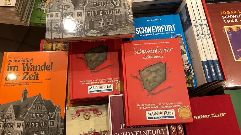 Mit Schweinfurts Geschichte beschäftigen sich einige Autorinnen und Autoren: ein schönes Geschenk. Dieser Büchertisch wurde in der Buchhandlung Collibri am Marktplatz fotografiert. Mit Schweinfurts Geschichte beschäftigen sich einige Autorinnen und Autoren: ein schönes Geschenk. Dieser Büchertisch wurde in der Buchhandlung Collibri am Marktplatz fotografiert.