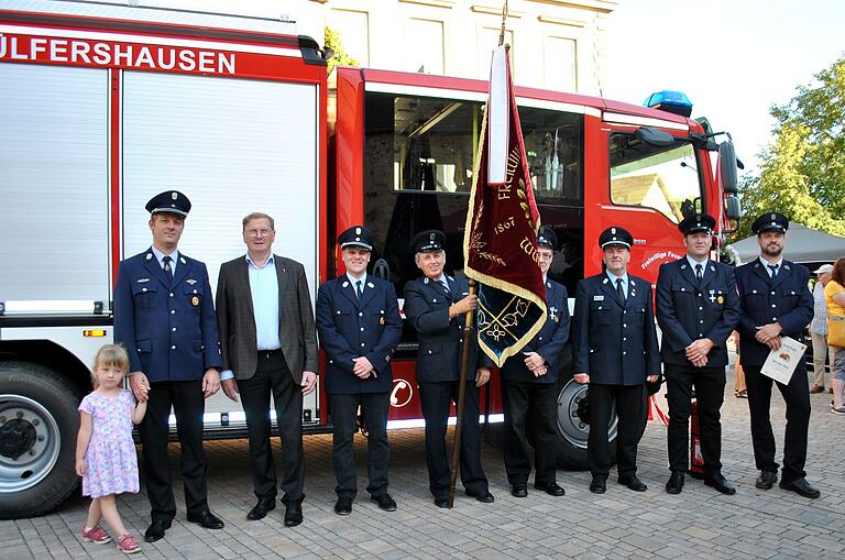 Stolz auf das neue Fahrzeug, das anlässlich der 150-Jahr-Feier gesegnet wurde, sind: (von links) Thomas Möltner mit Tochter, Wolfgang Seifert, Thomas Bach, Arno Büchs, Markus Halbig, Thomas Ganz, Marco Wirsing und Philipp Müller. Stolz auf das neue Fahrzeug, das anlässlich der 150-Jahr-Feier gesegnet wurde, sind: (von links) Thomas Möltner mit Tochter, Wolfgang Seifert, Thomas Bach, Arno Büchs, Markus Halbig, Thomas Ganz, Marco Wirsing und Philipp Müller.