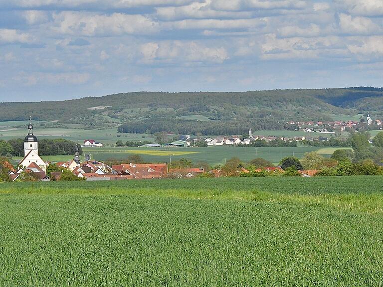 Blick auf drei Gemeinden im Grabfeld. Im Vordergrund Aubstadt, danach Ottelmannshausen und schließlich im Hintergrund die Gemeinde Herbstadt. Blick auf drei Gemeinden im Grabfeld. Im Vordergrund Aubstadt, danach Ottelmannshausen und schließlich im Hintergrund die Gemeinde Herbstadt.