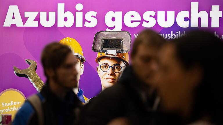 Symbolbild 'Azubis gesucht'       -  Kurz vor Ausbildungsstart sind noch viele Ausbildungsplätze in Bayern frei.