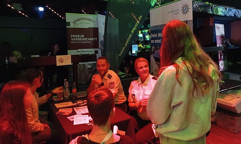 Auch für den Polizeiberuf interessierten sich viele zukünftige Schulabgängerinnen und Schulabgänger bei der Jobmesse in Unterpreppach. Auch für den Polizeiberuf interessierten sich viele zukünftige Schulabgängerinnen und Schulabgänger bei der Jobmesse in Unterpreppach.