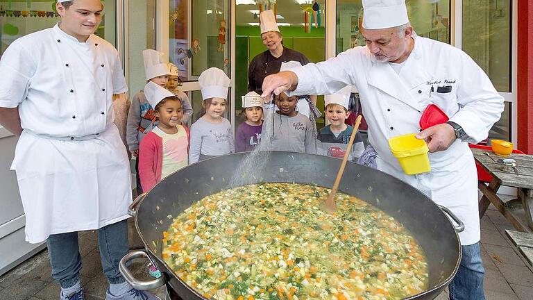 Herbert Frank (rechts) und Max Katzenberger vom Verein Schweinfurter Köche bereiten zum Abschluss der Ernährungswoche gemeinsam mit den Kindern des AWO-Kindergartens einen Gemüseeintopf zu. Herbert Frank (rechts) und Max Katzenberger vom Verein Schweinfurter Köche bereiten zum Abschluss der Ernährungswoche gemeinsam mit den Kindern des AWO-Kindergartens einen Gemüseeintopf zu.