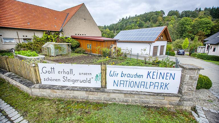 In vielen Orten im Steigerwald machen sowohl die Gegner als auch die Befürworter des Nationalparks mit Transparenten an den Häusern ihre Meinung deutlich. Der Streit trägt zur Spaltung der Bevölkerung bei. In vielen Orten im Steigerwald machen sowohl die Gegner als auch die Befürworter des Nationalparks mit Transparenten an den Häusern ihre Meinung deutlich. Der Streit trägt zur Spaltung der Bevölkerung bei.