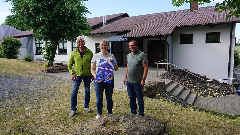 Helmar Scheuring (links) war 20 Jahre Vorsitzender der DJK Wegfurt. Klaus Kleinhenz (rechts) ist der amtierende Vorsitzende. Schriftführerin Lena Wappes ist als Schriftführerin im Verein tätig. Sie laden zum Jubiläumsfest, anlässlich des 100-jährigen Bestehens ein.