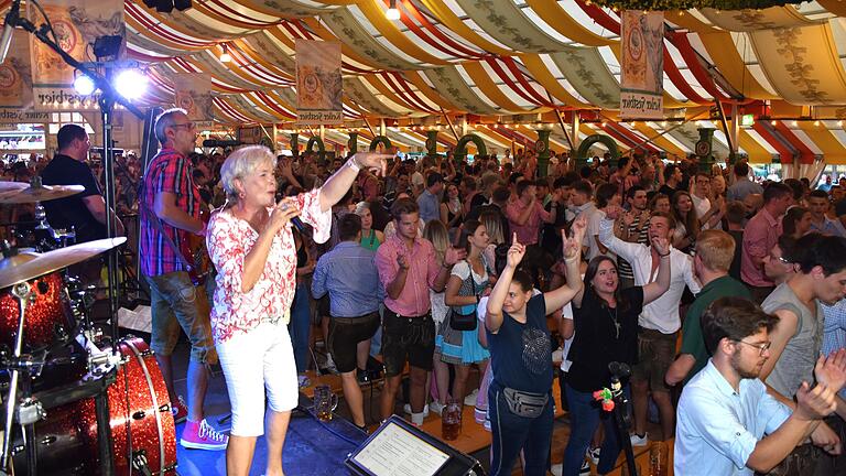Eine Bombenstimmung herrschte am Samstagabend auf der Lohrer Spessartfestwoche. Die bayerische Showband Musikuss heizte im vollbesetzten Festzelt kräftig ein. Eine Bombenstimmung herrschte am Samstagabend auf der Lohrer Spessartfestwoche. Die bayerische Showband Musikuss heizte im vollbesetzten Festzelt kräftig ein.