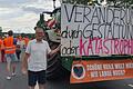 Eberhard Räder kommt aus Bastheim in der Rhön. Er ist mit seinem Traktor bis nach Würzburg gefahren, um die Letzte Generation bei ihrem Protest zu unterstützen.
