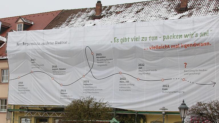 Auf einem rund 20 Meter breiten Banner hat die Eigentümergesellschaft die Geschichte des Anwesens Marktplatz 9 in Hammelburg dargestellt. Zudem gibt es ein mehrseitiges Schreiben an alle Stadträte.       -  Auf einem rund 20 Meter breiten Banner hat die Eigentümergesellschaft die Geschichte des Anwesens Marktplatz 9 in Hammelburg dargestellt. Zudem gibt es ein mehrseitiges Schreiben an alle Stadträte.