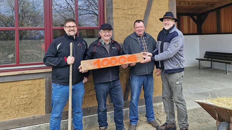 Alban Höfling (Zweiter von links) und Klaus Krebs (Zweiter von rechts) von der Jagdgenossenschaft Stetten übergeben symbolisch die Spende für die Schutzhütte an Christian Köhler (links) und Hubert Schraut (rechts). Alban Höfling (Zweiter von links) und Klaus Krebs (Zweiter von rechts) von der Jagdgenossenschaft Stetten übergeben symbolisch die Spende für die Schutzhütte an Christian Köhler (links) und Hubert Schraut (rechts).