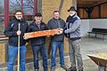Alban Höfling (Zweiter von links) und Klaus Krebs (Zweiter von rechts) von der Jagdgenossenschaft Stetten übergeben symbolisch die Spende für die Schutzhütte an Christian Köhler (links) und Hubert Schraut (rechts).