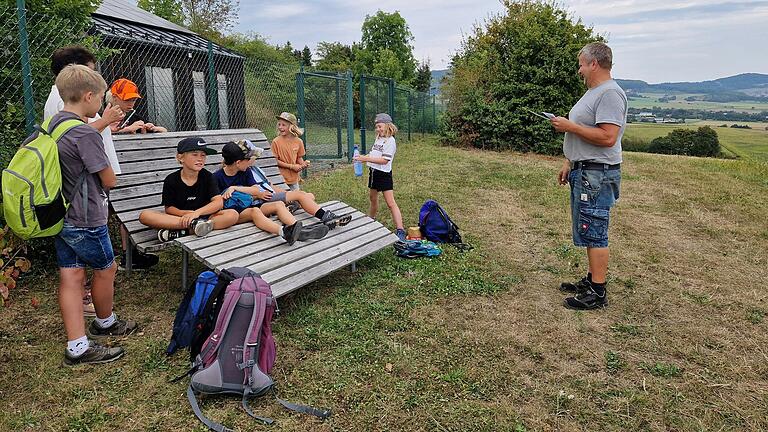 Wasserwart Markus Städtler erklärt den Ferienkinder, woher das Fladunger Wasser kommt.