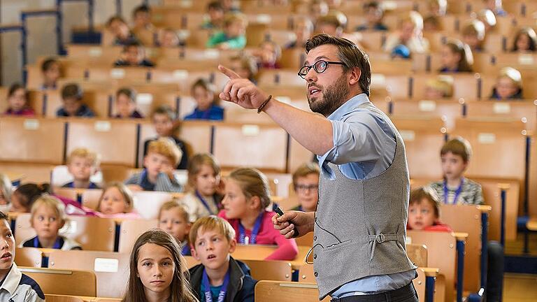 Kinderuni       -  Zahlreiche Kinder verfolgten am Samstag im Rahmen der Kinderuni im Audimax der Universität am Sanderring in Würzburg den Vortrag des Geographen Gero Nischik.