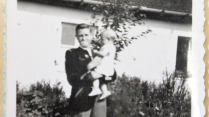 Bruno Grasser als junger Mann mit seiner kleinen Schwester Hannelore. FOTO Bruno Grasser Bruno Grasser als junger Mann mit seiner kleinen Schwester Hannelore. FOTO Bruno Grasser