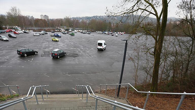 Weil der Parkplatz am Dallenberg rund um die Spiele der Kickers bewirtschaftet ist, wird das Parken dort drei Euro kosten. Weil der Parkplatz am Dallenberg rund um die Spiele der Kickers bewirtschaftet ist, wird das Parken dort drei Euro kosten. 
