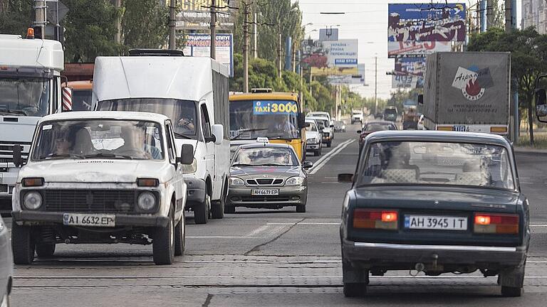 Mariupol / Ukraine       -  Straßenszene aus Mariupol: Die 460 000-Einwohner-Stadt war eines der wichtigsten Industriezentren der Ukraine. Durch den Krieg mit Russland ist die Lage in der Hafenmetropole angespannt, die Wirtschaft schwächelt.