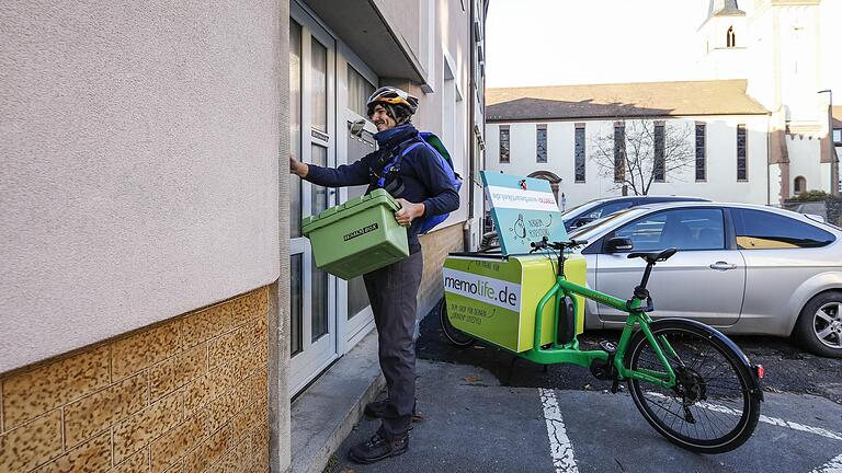 Einfach machen: Der Greußenheimer Versandhändler Memo setzt das Klimapaket Würzburg um. Deswegen beauftragt das Unternehmen zur Auslieferung der Waren Boten mit Elektrofahrrädern, wie hier Hannes Götz in Würzburg. Einfach machen: Der Greußenheimer Versandhändler Memo setzt das Klimapaket Würzburg um. Deswegen beauftragt das Unternehmen zur Auslieferung der Waren Boten mit Elektrofahrrädern, wie hier Hannes Götz in Würzburg.