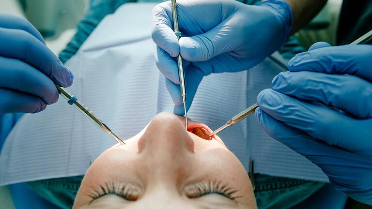 Auf nicht notwendige Besuche beim Zahnarzt verzichten Patienten in Corona-Zeiten. Das stellt Zahnärzte jedoch vor finanzielle Probleme. Ein Rettungsschirm soll helfen. Auf nicht notwendige Besuche beim Zahnarzt verzichten Patienten in Corona-Zeiten. Das stellt Zahnärzte jedoch vor finanzielle Probleme. Ein Rettungsschirm soll helfen.