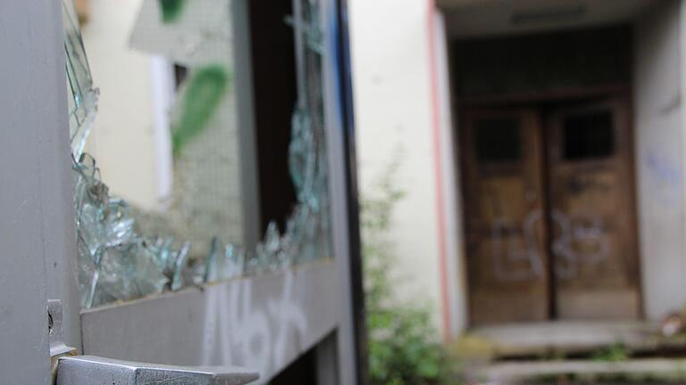 Alte leerstehende Gebäude locken in Bad Kissingen immer wieder Schaulustige und Fotografen an. Die Stadt geht dagegen vor. Foto: Johannes Schlereth - Alte leerstehende Gebäude locken in Bad Kissingen immer wieder Schaulustige und Fotografen an. Die Stadt geht dagegen vor. Foto: Johannes Schlereth Alte leerstehende Gebäude locken in Bad Kissingen immer wieder Schaulustige und Fotografen an. Die Stadt geht dagegen vor. Foto: Johannes Schlereth - Alte leerstehende Gebäude locken in Bad Kissingen immer wieder Schaulustige und Fotografen an. Die Stadt geht dagegen vor. Foto: Johannes Schlereth