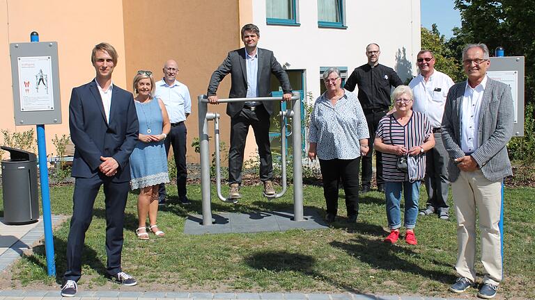 Freuten sich bei der Einweihung des Mehrgenerationenspielplatzes am Hainberg über die gelungene Anlage: (von links) Bauoberrat Alexander Zeller, die stellvertretende Landrätin Eva Böhm, Jens Fuhl von der Lebenshilfe, Bürgermeister Michael Kraus, Brunhilde Hergenhan (Lebenshilfe), Pfarrer Thomas Menzel, Barbara Böhm (Franziska-Streitel-Altenheim), der ehemalige zweite Bürgermeister Thomas Dietz und Mellrichstadts ehemaliger Stadtchef Eberhard Streit.