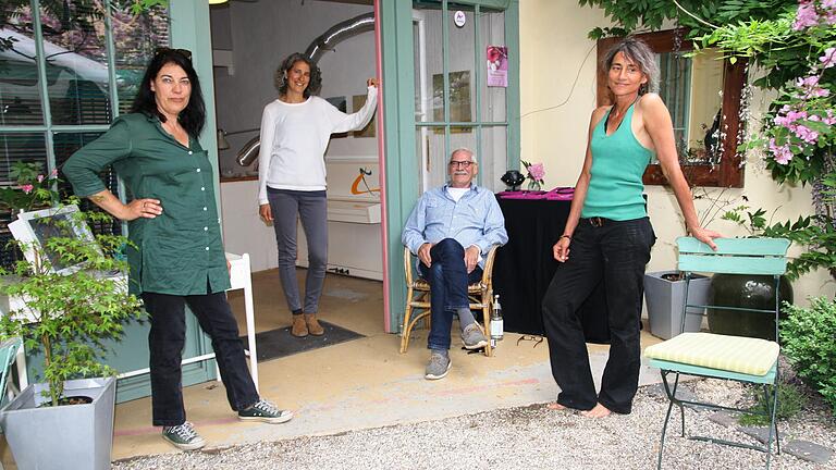 Das Auftaktteam zur Sommerausstellung in der 'Kleinen Industrie' von Margetshöchheim waren (von links): Kathrin Feser, Monika Rannert, Helmut Nennmann und Sandra Müller. Das Auftaktteam zur Sommerausstellung in der 'Kleinen Industrie' von Margetshöchheim waren (von links): Kathrin Feser, Monika Rannert, Helmut Nennmann und Sandra Müller.